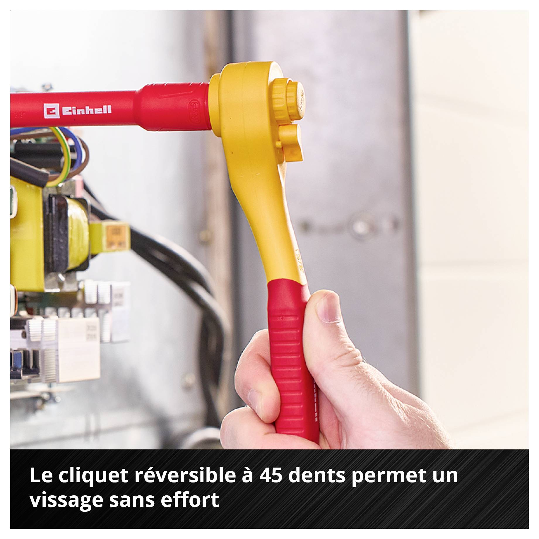 Eine Hand hält eine rote Umschaltknarre an einer Schraube neben elektrischen Komponenten. Text darunter: 'Umschaltknarre mit 45 Zähnen ermöglicht kraftsparendes Verschrauben'.