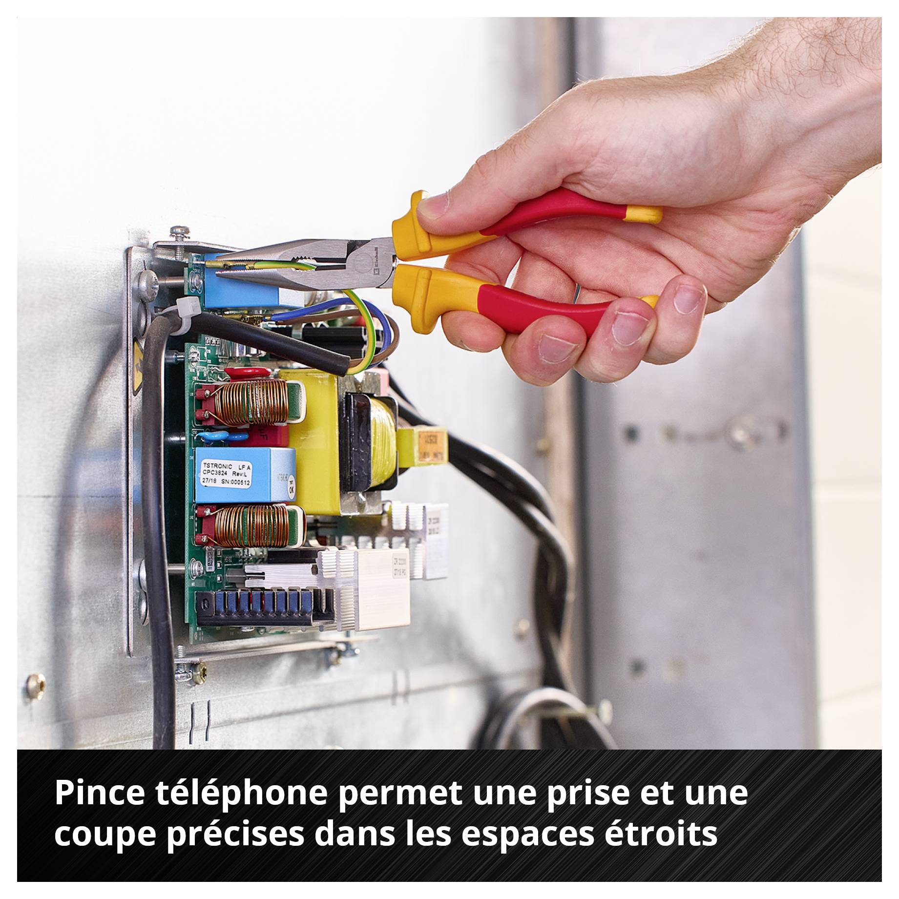 Ein Hand hält eine Telefonzange, um Drähte in einem elektrischen Schaltkasten zu schneiden. Text: 'Telefonzange ermöglicht präzises Greifen und Schneiden in engen Bereichen'.