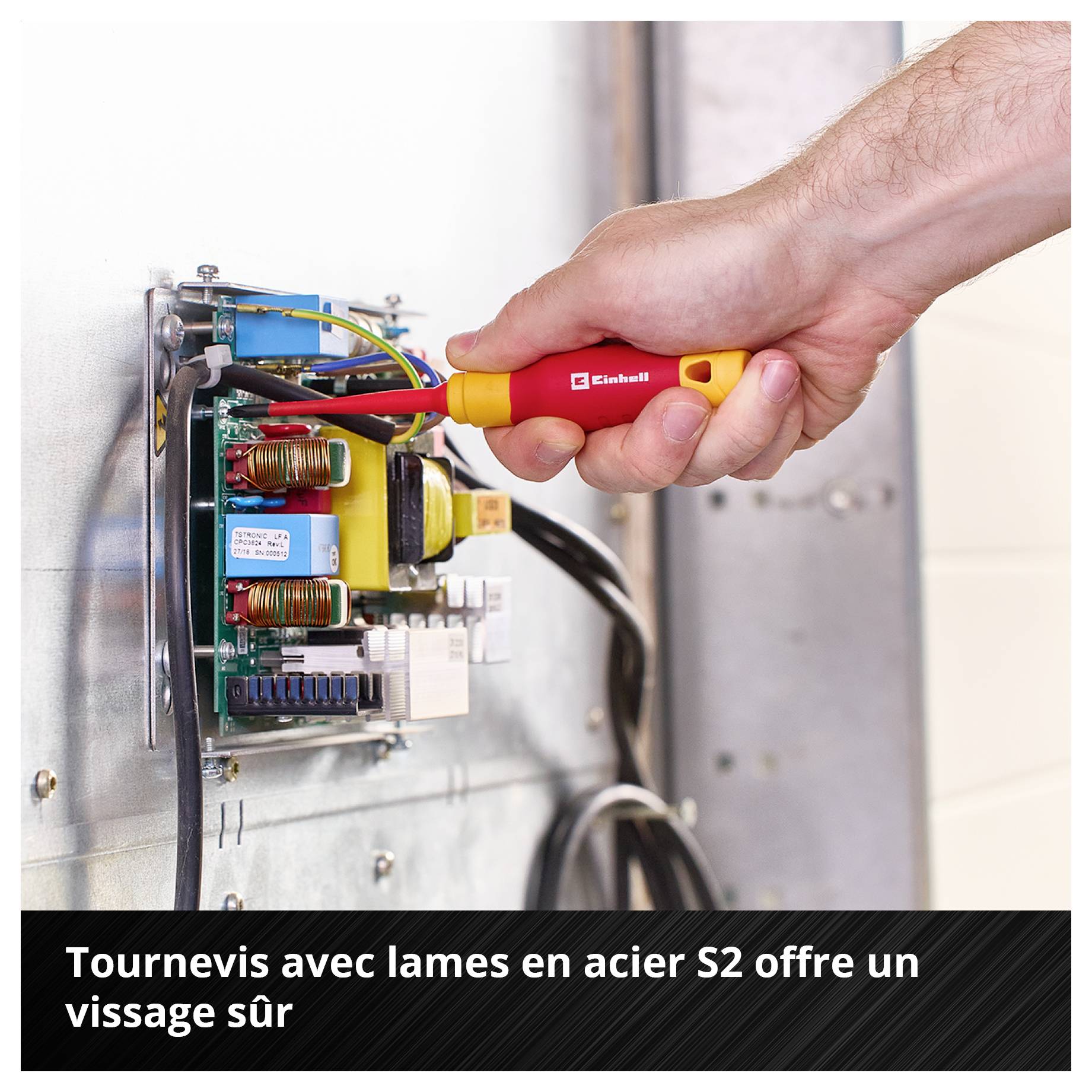 'Eine Hand hält einen Schraubendreher an einer elektrischen Schaltung. Text: 