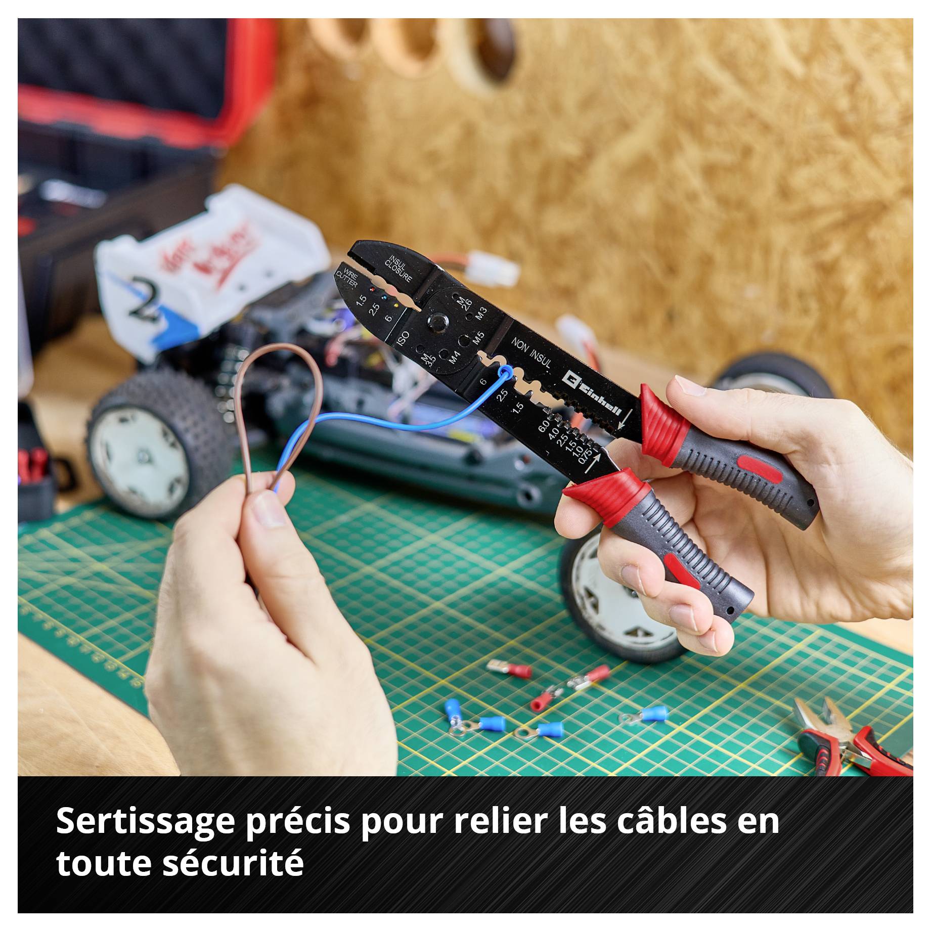 Une main tient un fil et une pince à sertir ; en arrière-plan une voiture miniature. Texte : Sertissage précis pour une connexion sûre des conducteurs.