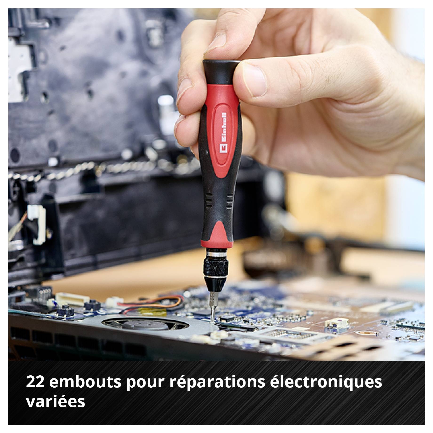 La main tient un tournevis, répare un appareil électronique. Texte : 22 embouts pour des réparations électroniques polyvalentes.