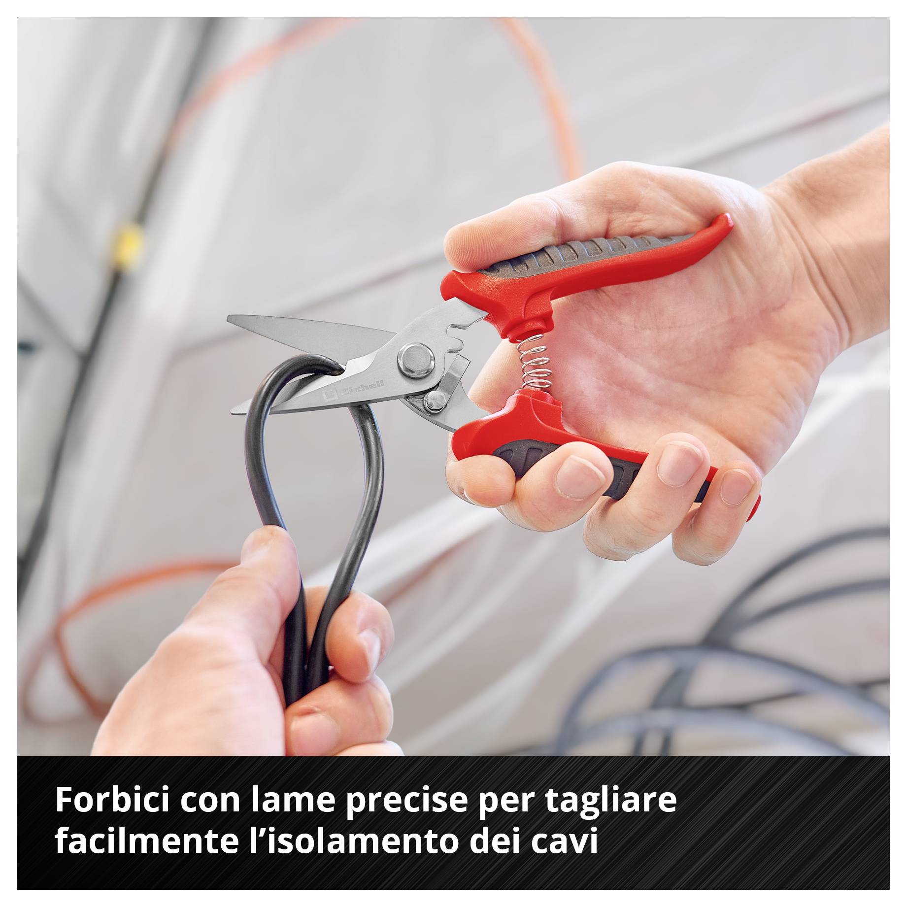 Eine Hand hält eine spezielle Schere mit rotem Griff, die eine Kabelisolierung präzise schneidet. Text: 'Schere für müheloses Trennen von Kabelisolierung'.