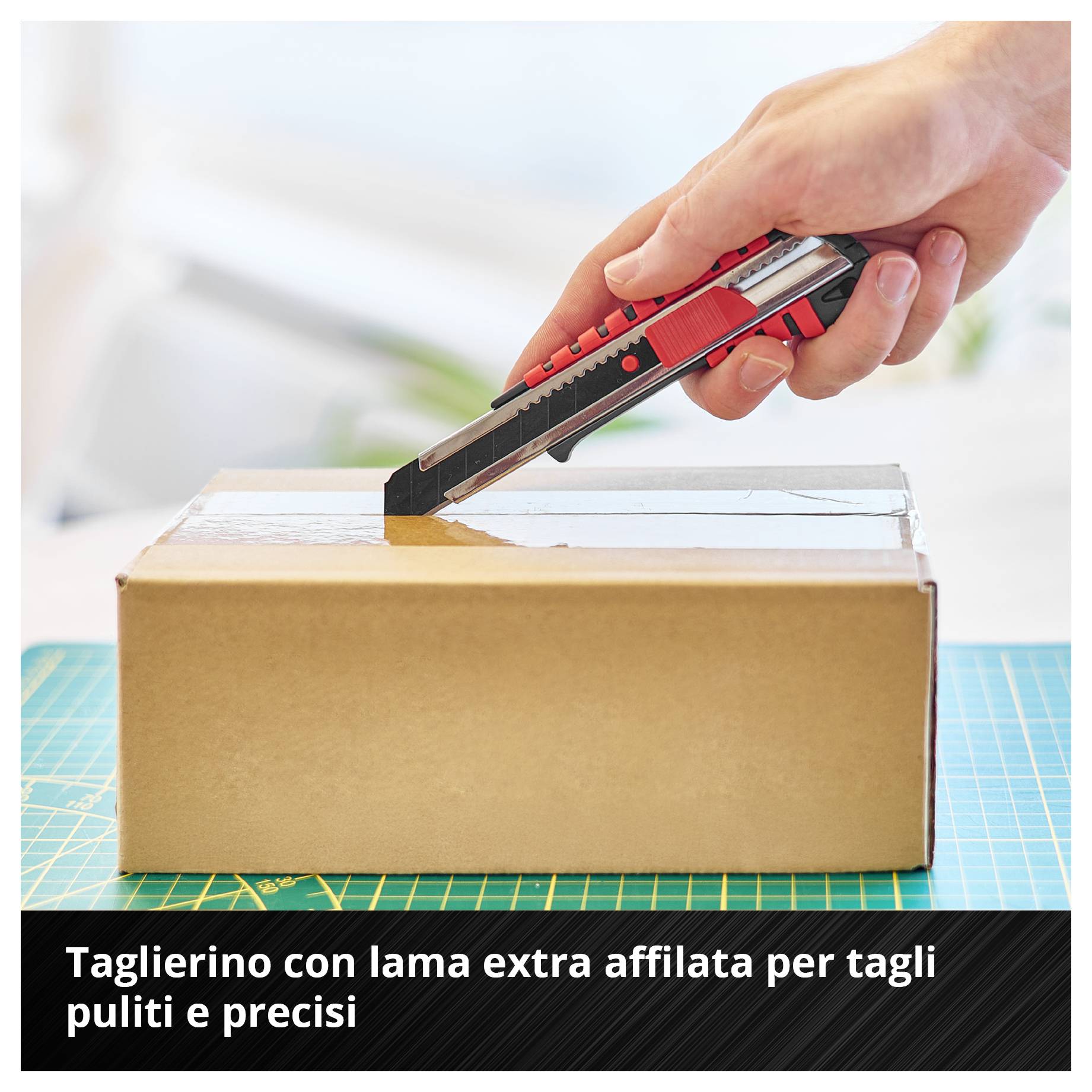 'Abbrechklingenmesser schneidet Karton.' Eine Hand benutzt ein rot-schwarzes Messer, um einen Karton zu öffnen. Text: 'Abbrechklingenmesser mit extra scharfer Klinge für saubere Schnitte'.