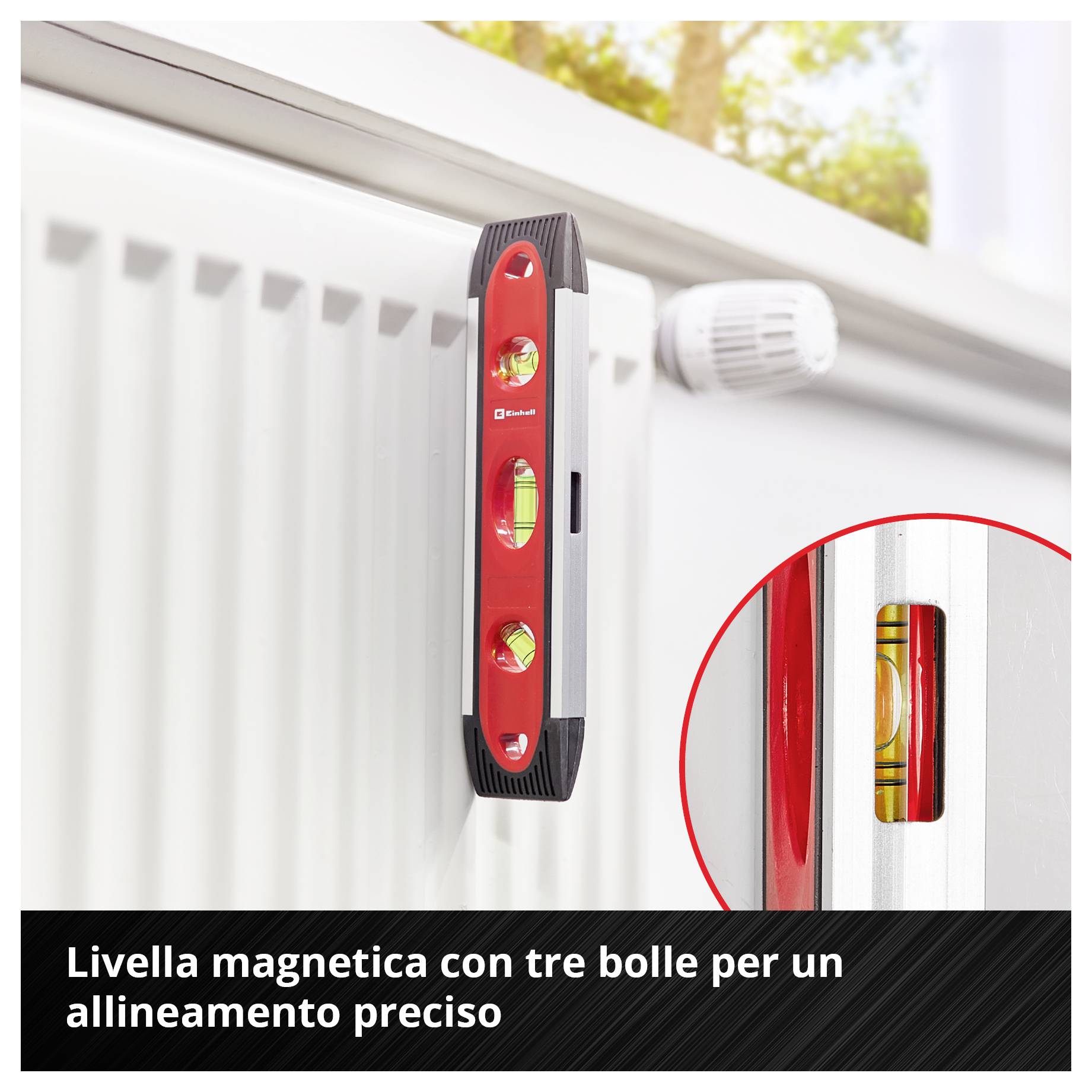 Magnetische Wasserwaage mit drei Libellen zur exakten Ausrichtung an einem Heizkörper.