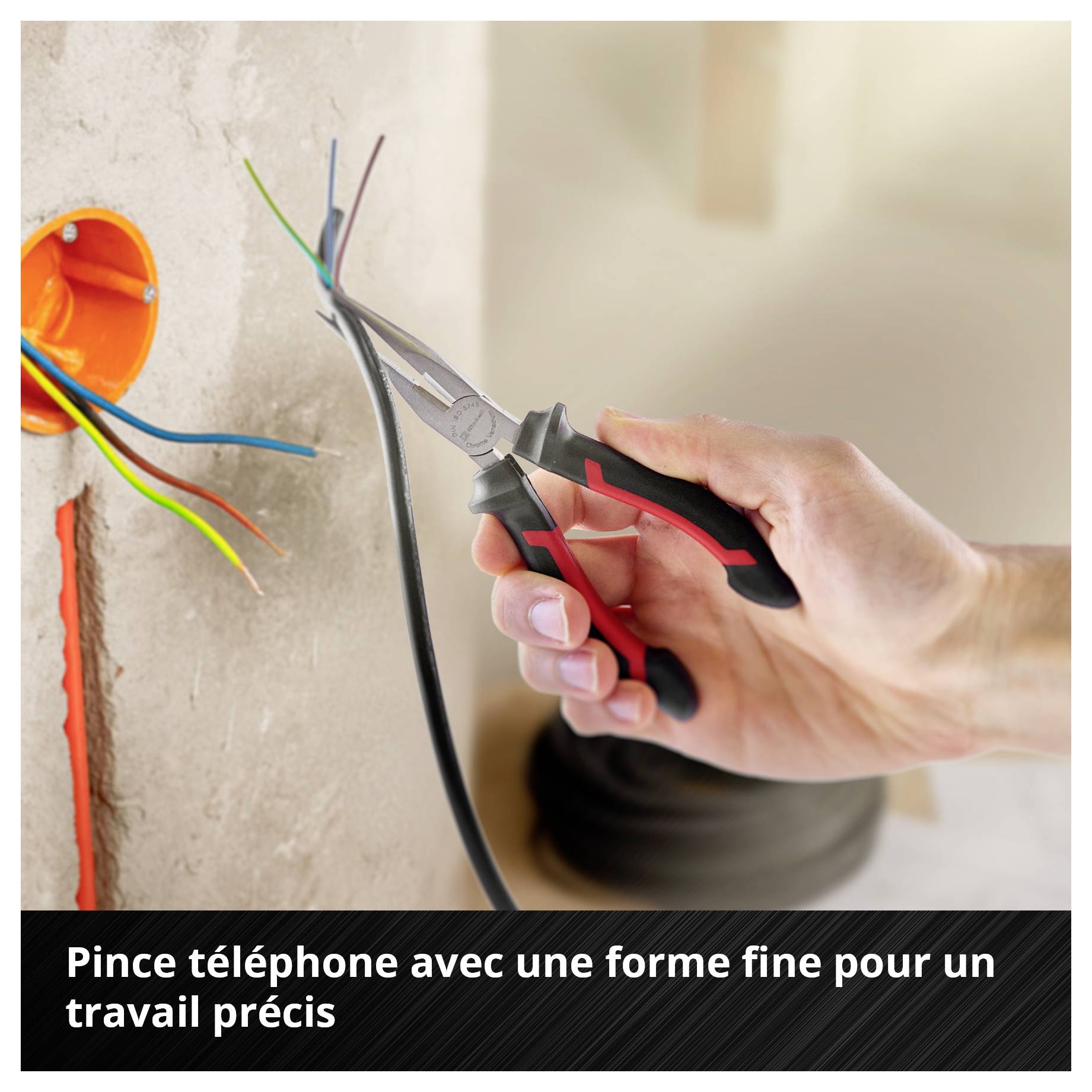 Eine Hand benutzt eine Telefonzange, um Drähte zu schneiden. Text im Bild: 'Telefonzange mit schlanker Form für präzises Arbeiten'.