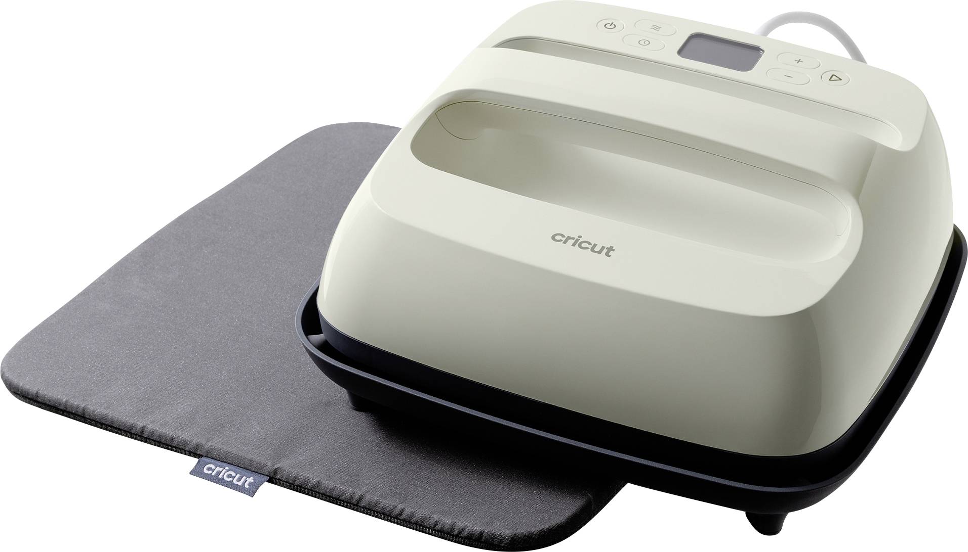 Une machine de presse à chaud Cricut repose sur un tapis résistant à la chaleur gris foncé. La machine est dotée d'une poignée, d'un écran numérique et de boutons de contrôle.