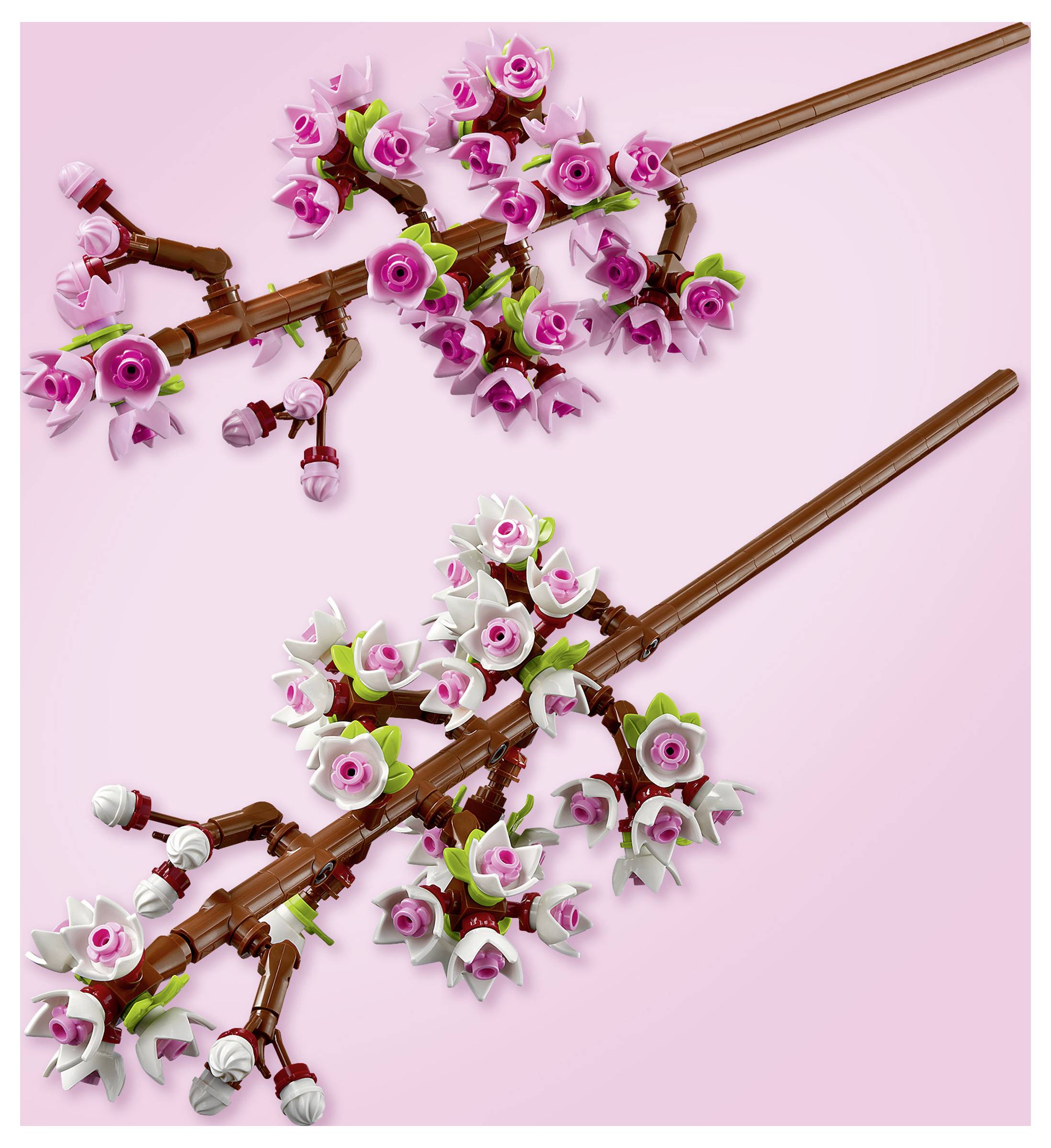 Deux branches décoratives faites de blocs de construction imbriqués, ressemblant à des fleurs de cerisier, avec des fleurs roses et blanches sur un fond rose.