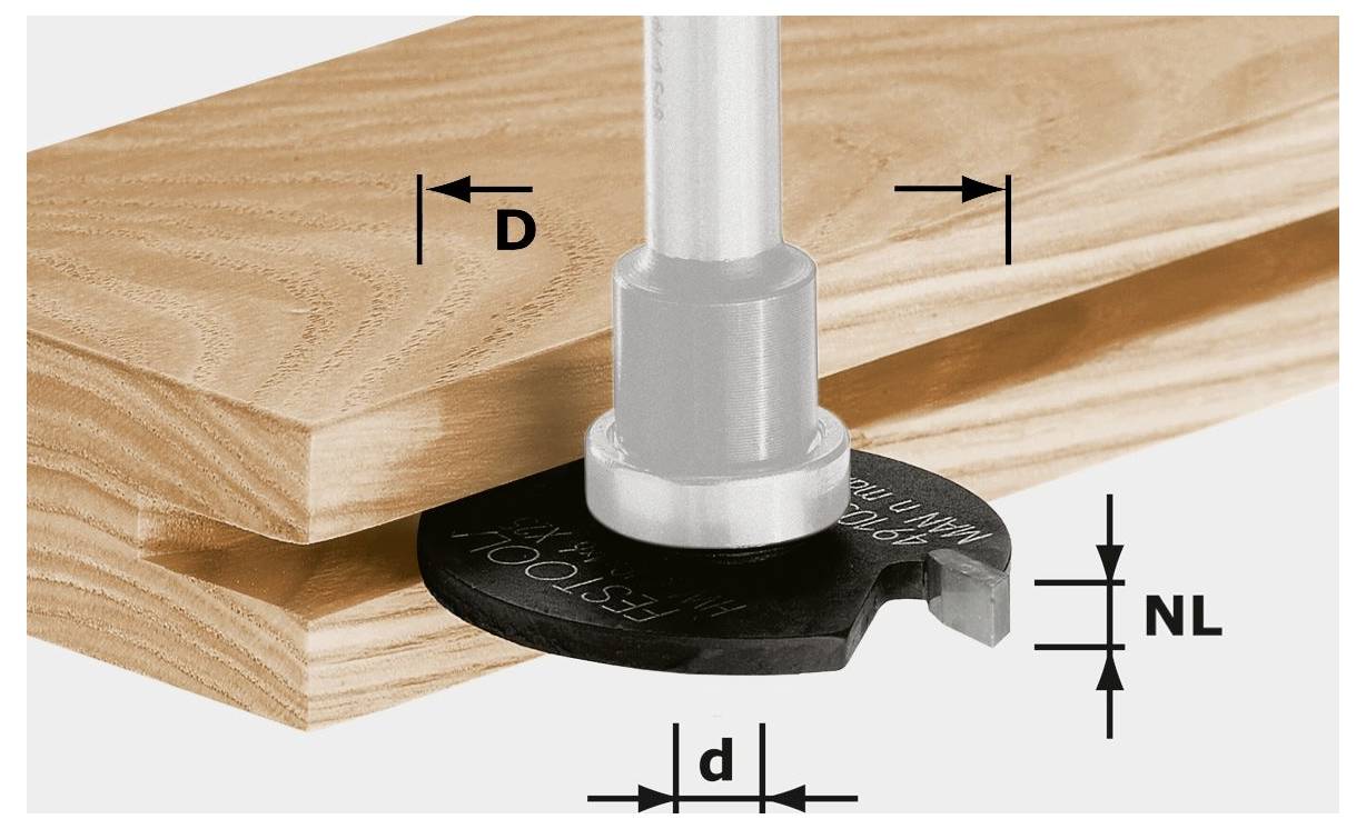 Un outil de menuiserie ajuste la profondeur et le diamètre de la rainure pour biscuit, montré avec des mesures étiquetées D, d et NL sur deux planches en bois empilées.