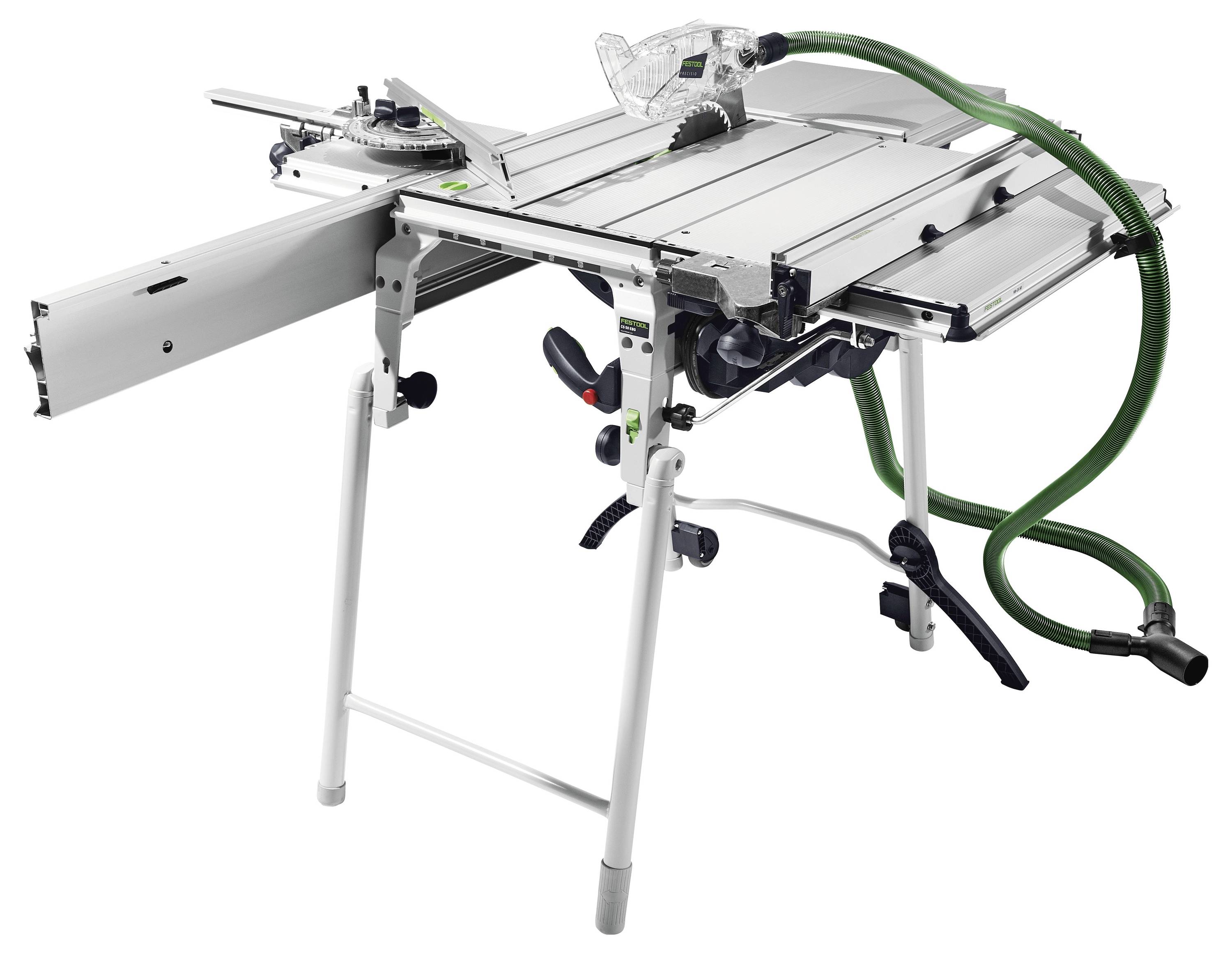 Une scie de table avec un tuyau d'aspiration vert attaché, dotée d'une barrière métallique sur une surface de travail extensible et d'un protecteur de sécurité au-dessus de la lame.