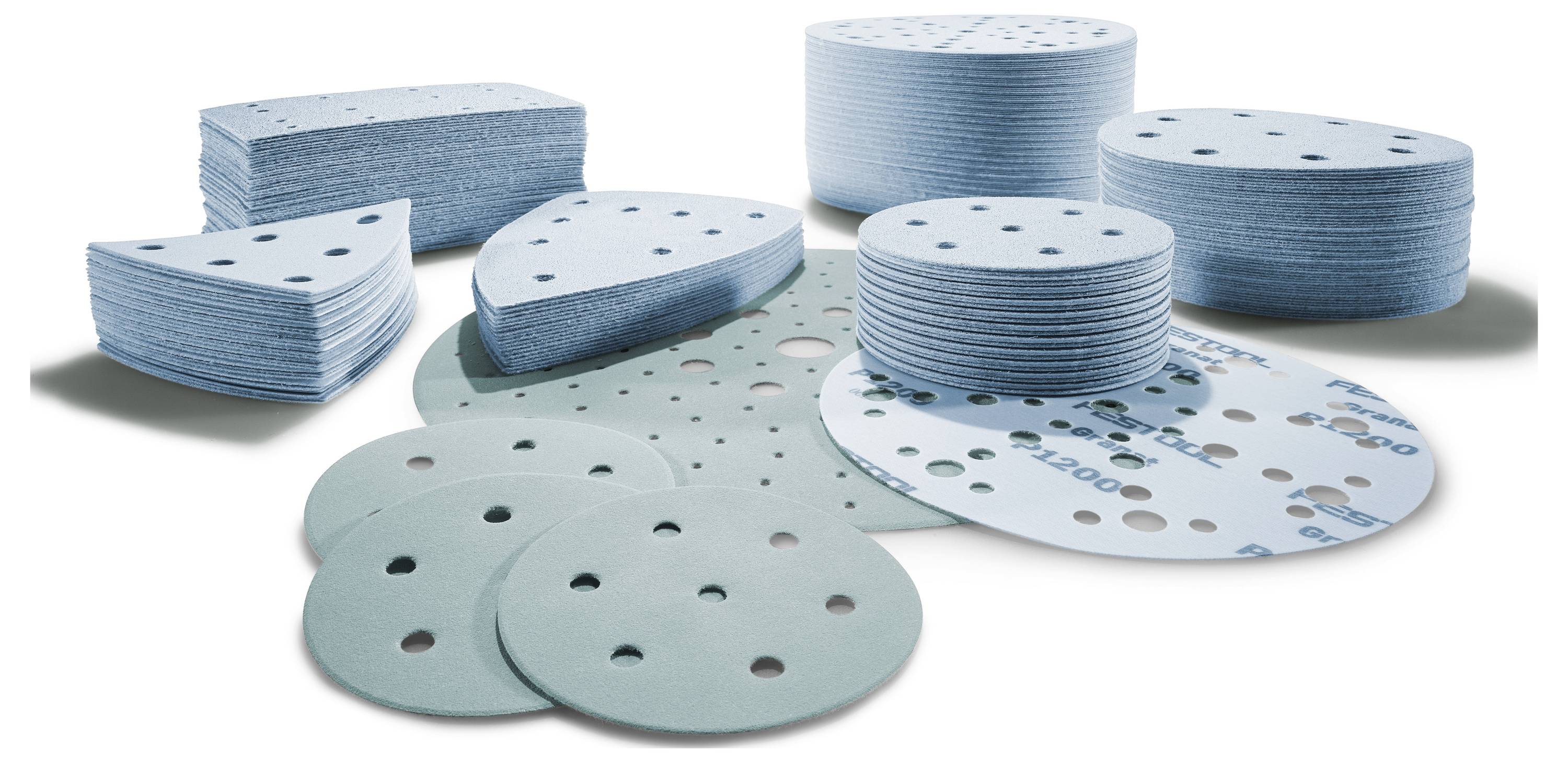 Diverses formes et tailles de disques et de feuilles de papier de verre sont présentés, chacun avec plusieurs trous pour l'extraction de la poussière, disposés sur une surface.