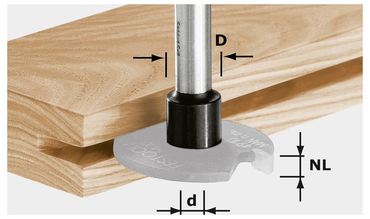 Un foret à bois Forstner avec jauge de profondeur s'enfonce dans une planche en bois, démontrant un contrôle précis de la profondeur pour l'installation de charnières à cuvette.
