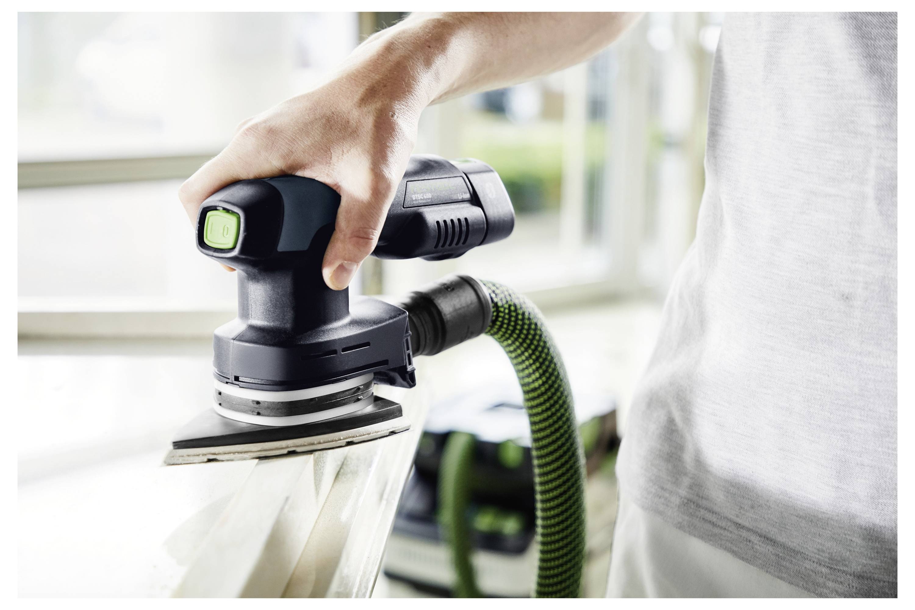 Festool Akku-Bohrmaschine mit grünem und schwarzem Design, zeigt Bedienelemente und einen angebrachten Bohraufsatz. Modelle: BHC 18, EC-TEC.