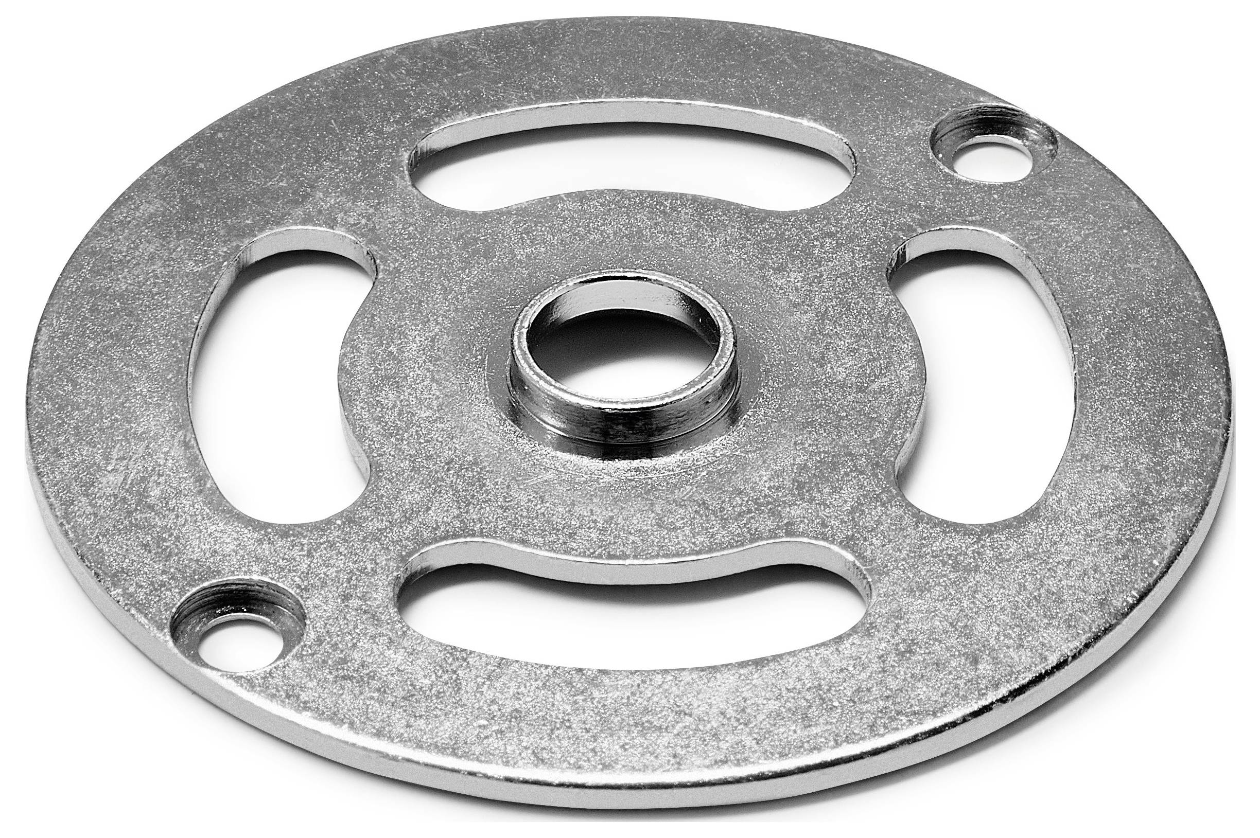 Un disque métallique rond avec trois grands trous ovales et deux petits trous circulaires, possiblement une partie d'un assemblage industriel ou mécanique.