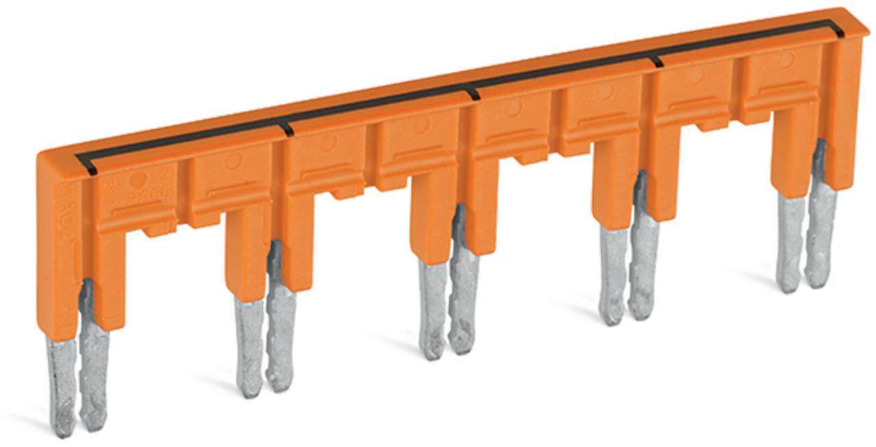 Ein orangefarbener elektrischer Sammelschienenstecker mit sechs Metallstiften zum Sichern von Verbindungen in einer Leiterplattenbaugruppe.