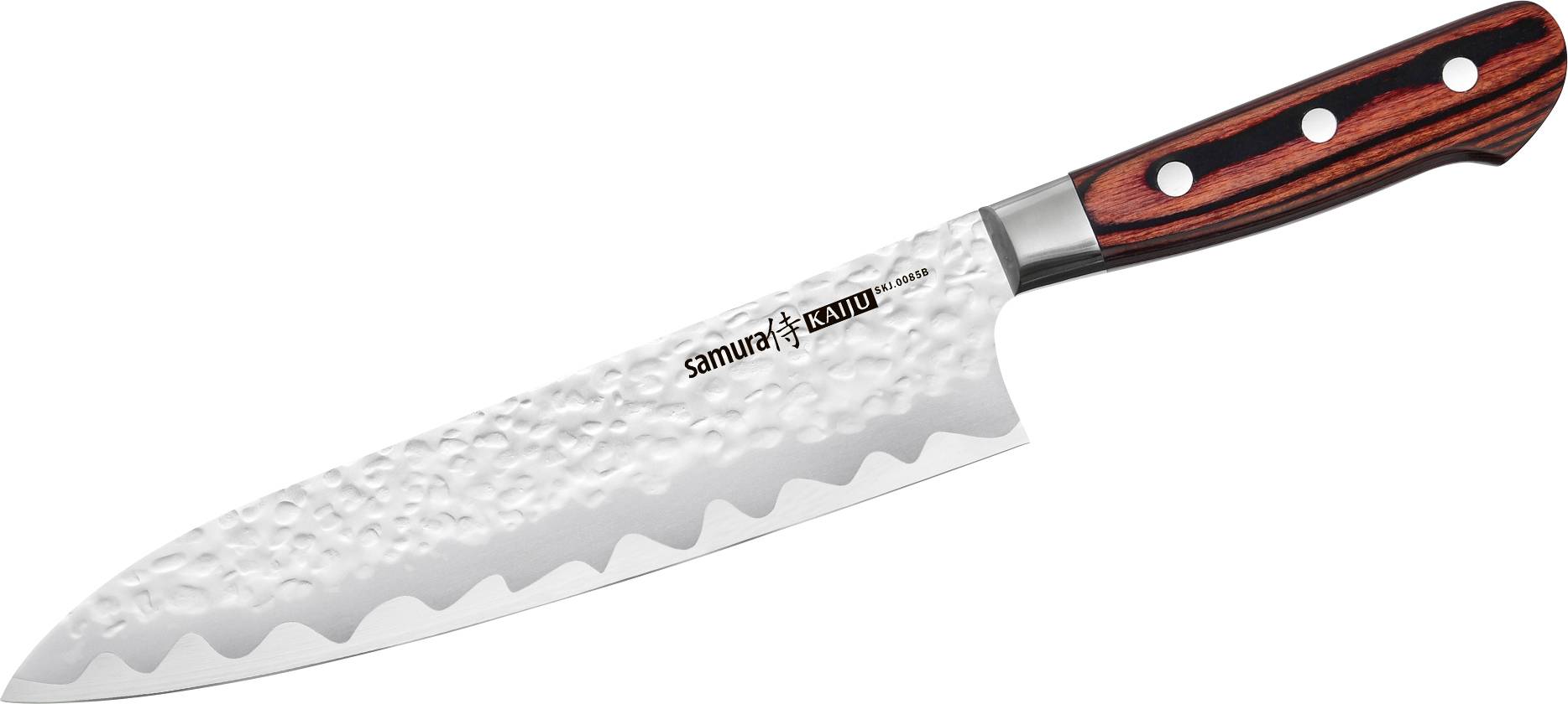 Un couteau de chef avec une lame texturée et un manche en bois équipé de trois rivets. Le couteau présente un motif ondulé le long du tranchant.