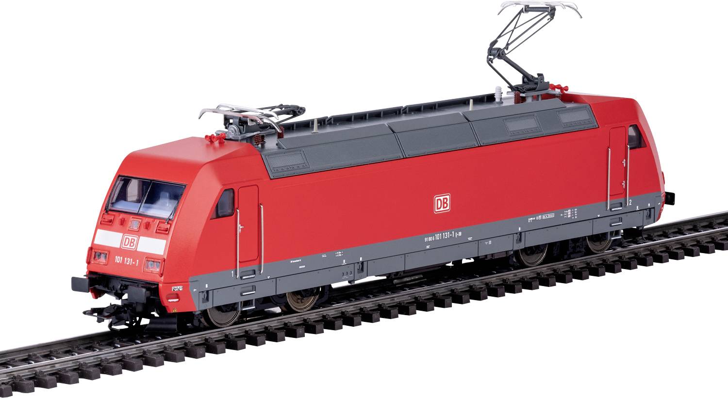 Un modèle d'une locomotive de train électrique rouge est montré sur une section de voie.