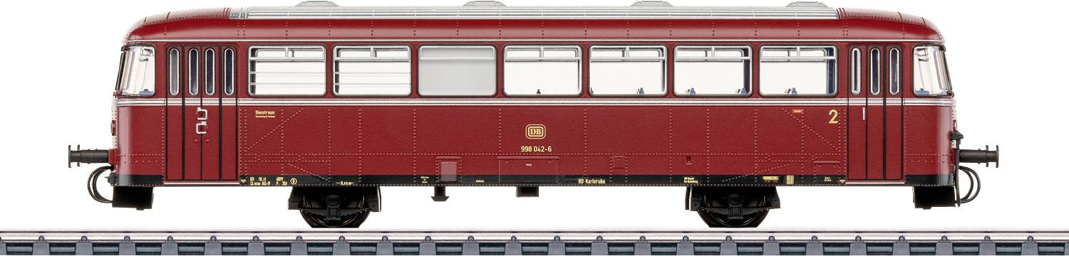 Une voiture de passagers vintage de couleur rouge avec de grandes fenêtres sur une section droite de voie ferrée, étiquetée avec le numéro « 2 » et du texte.