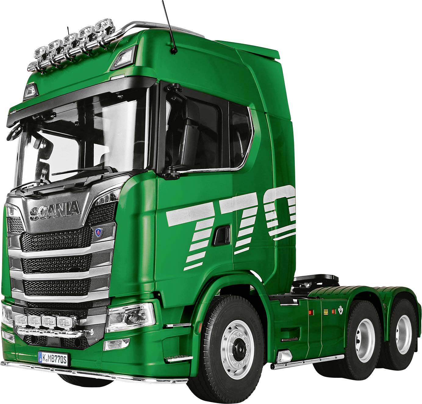 Un camion Scania vert avec un autocollant « 770 » sur le côté, montrant l'avant et une partie de la cabine. Le camion dispose de détails chromés et de feux supplémentaires sur le toit.