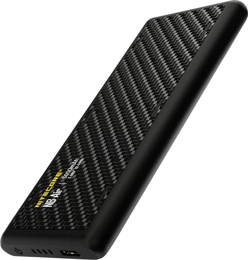 Un bloc d'alimentation noir et fin avec motif en fibre de carbone et port USB, étiqueté « Nitecore NB10000 5 000mAh ».