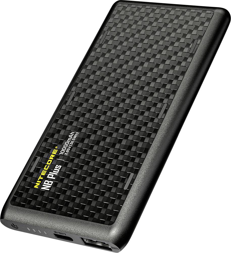 Une batterie externe Nitecore NB10000 noire et fine avec une texture en fibre de carbone. Elle dispose d'un port USB et affiche « 10000mAh Super Slim Power Bank ».