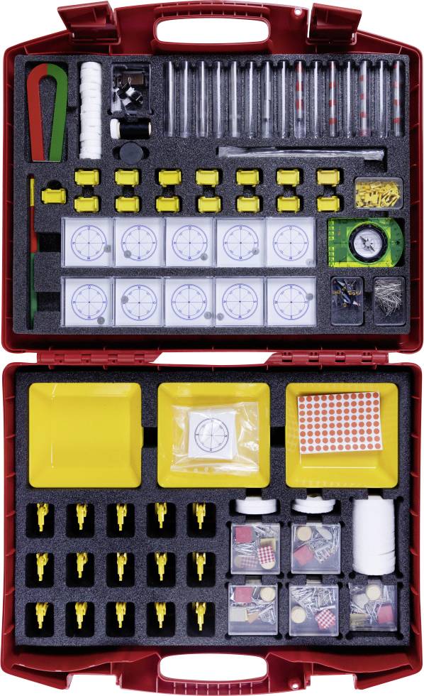 Boîtier en plastique rouge ouvert, affichant un kit de préparation aux tremblements de terre bien organisé avec divers outils et fournitures essentiels, y compris des lampes de poche, des piles et une boussole.