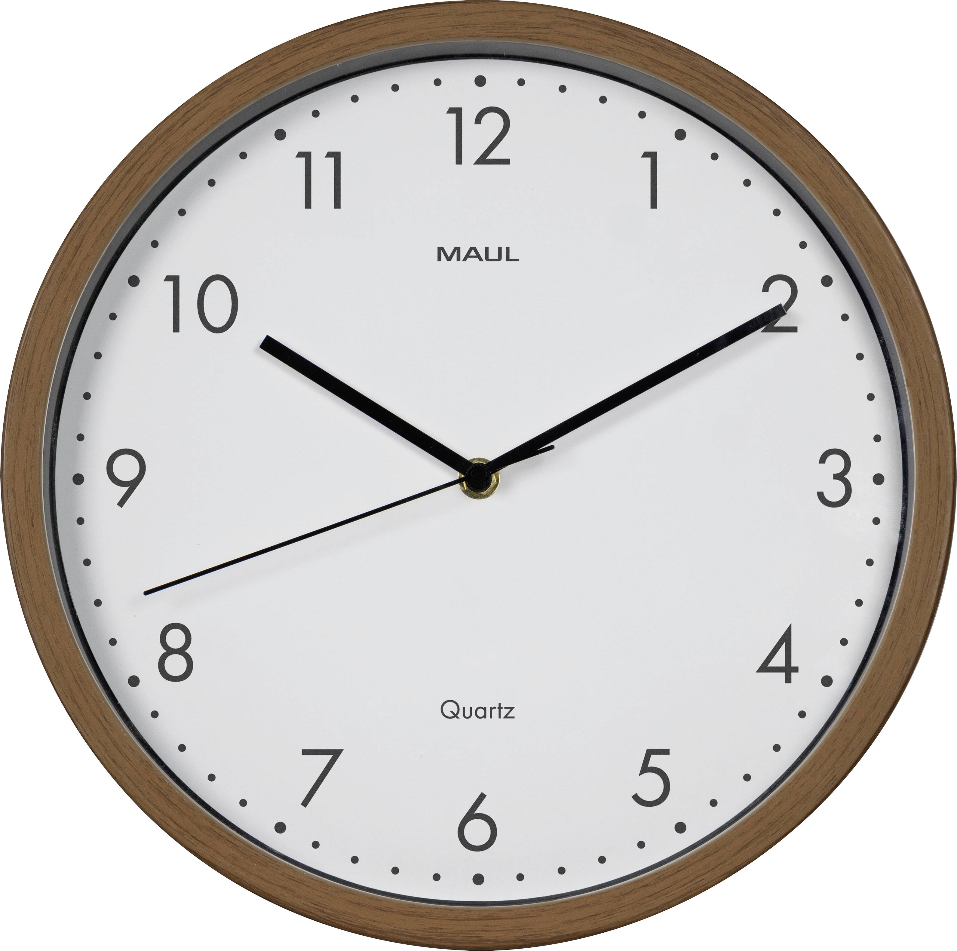 Eine runde Wanduhr mit schwarzen Zahlen und Zeigern zeigt die Zeit 10:08 an. Die Uhr hat einen Holzrahmen.