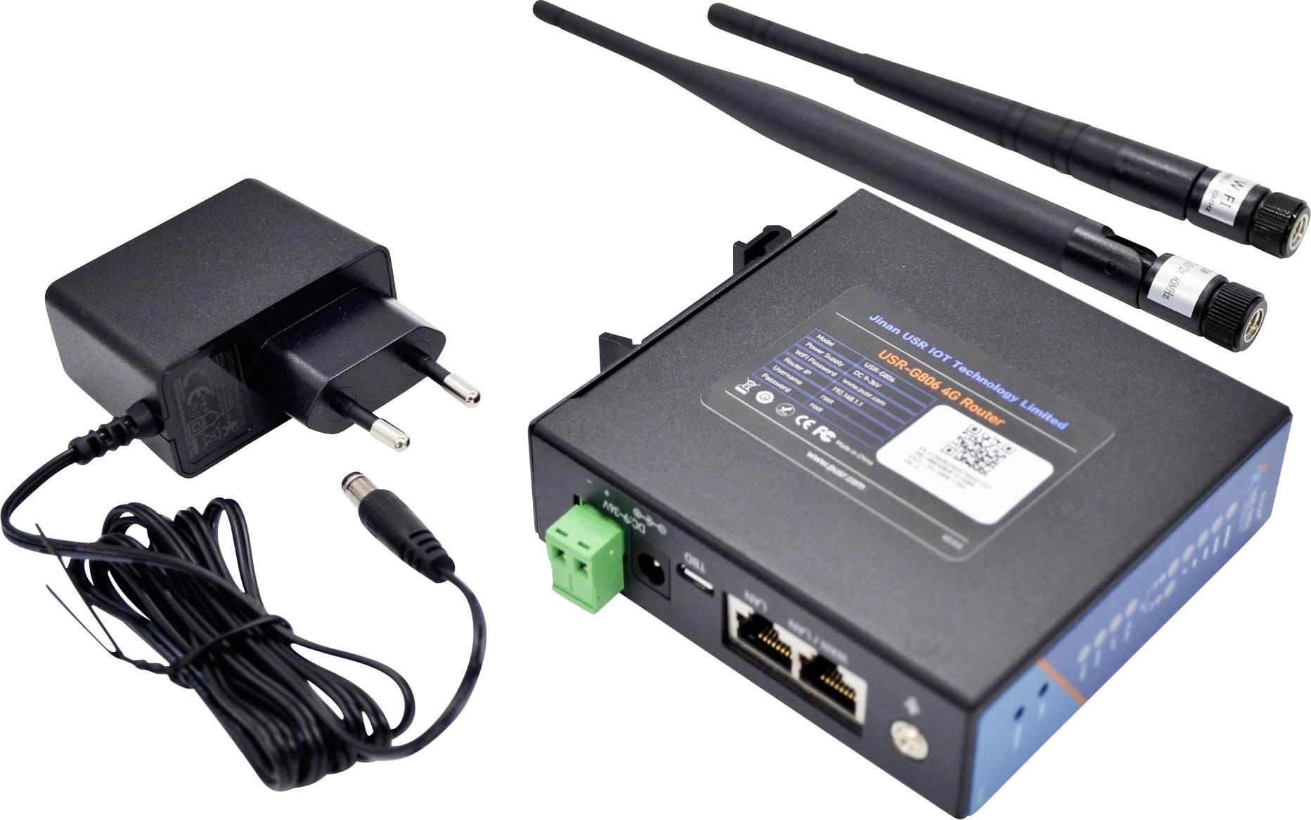 Un modem noir compact avec deux antennes à côté d'un adaptateur d'alimentation. Le modem dispose de ports Ethernet et d'une étiquette avec des spécifications et un code QR.
