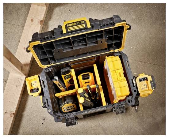 Une boîte à outils noire et jaune ouverte avec des compartiments, contenant divers outils et équipements, posée sur un sol en béton.