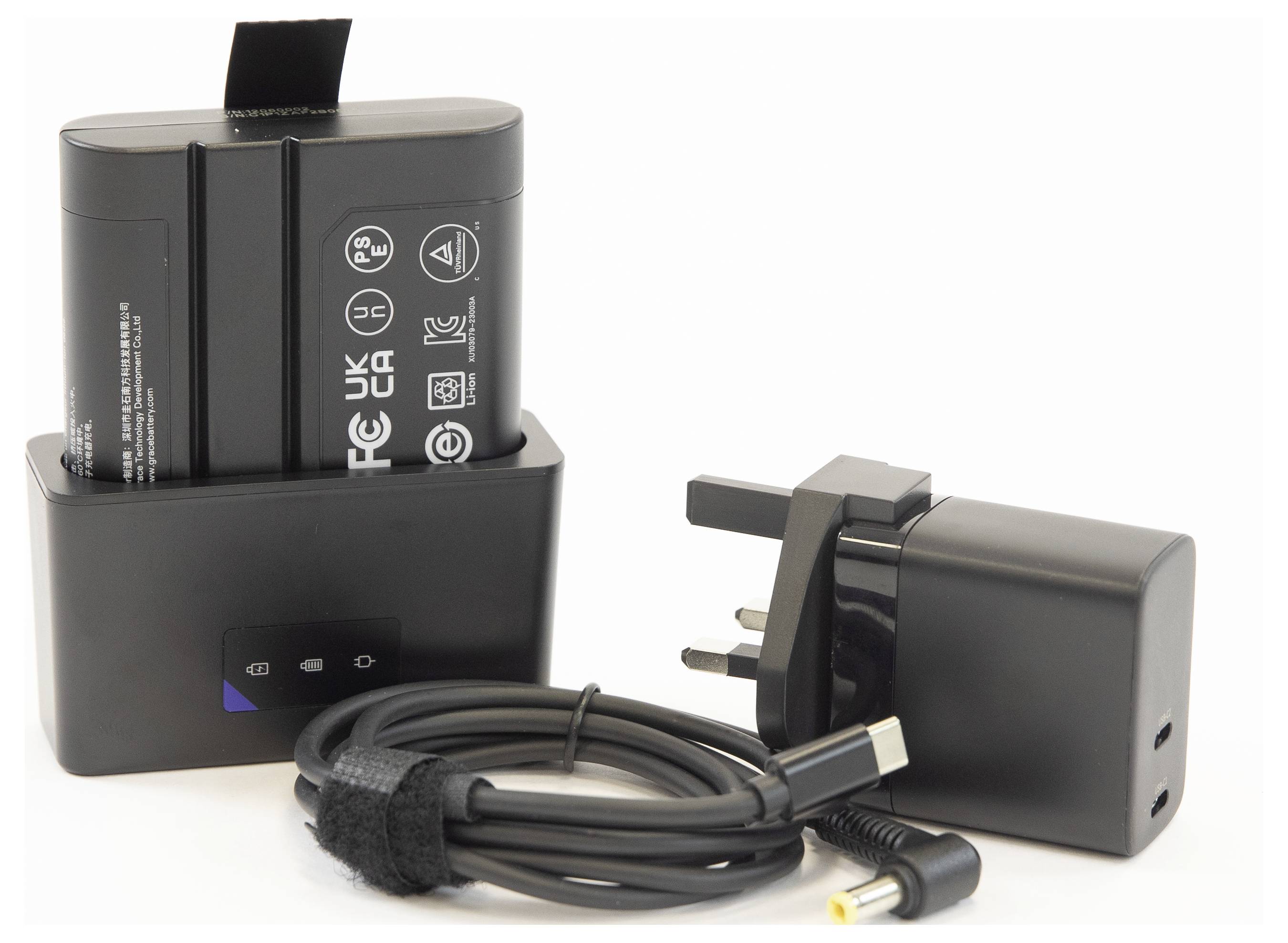 Batterie avec chargeur et câble, dotée d'étiquettes de certification de sécurité et d'un adaptateur de prise UK.