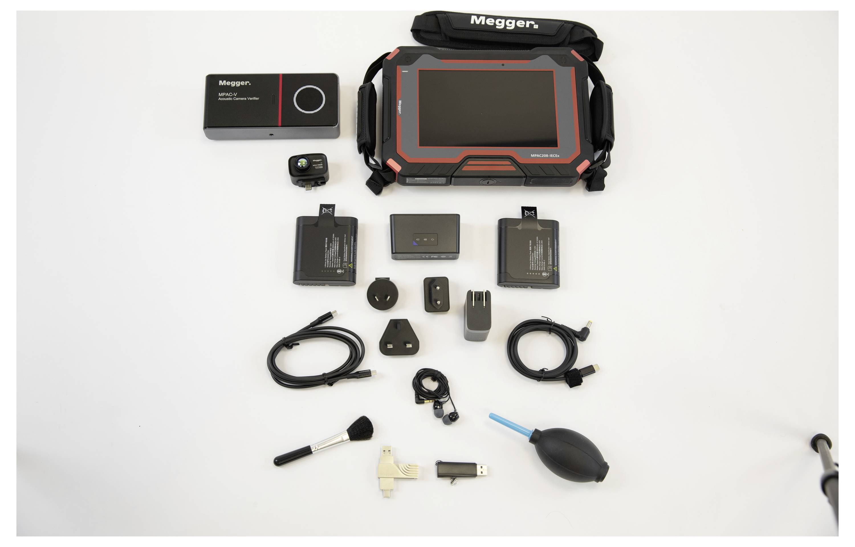 Un ensemble d'appareils électroniques et d'accessoires sur une surface blanche, comprenant une tablette, des câbles de charge, des batteries externes, des adaptateurs et des outils de nettoyage.