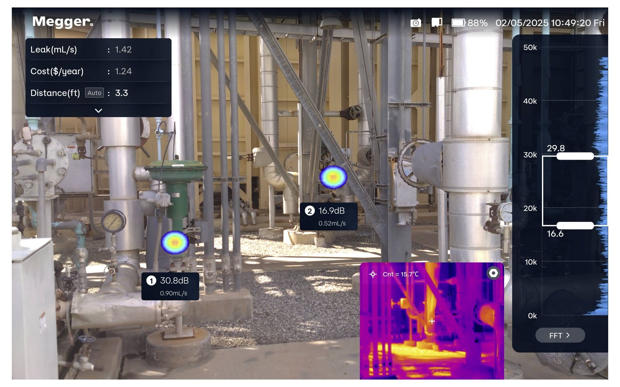 « Imagerie thermique d'une zone industrielle avec équipement et tuyauterie. Signatures thermiques à différents endroits, avec superposition de lectures en décibels et d'analyse. »