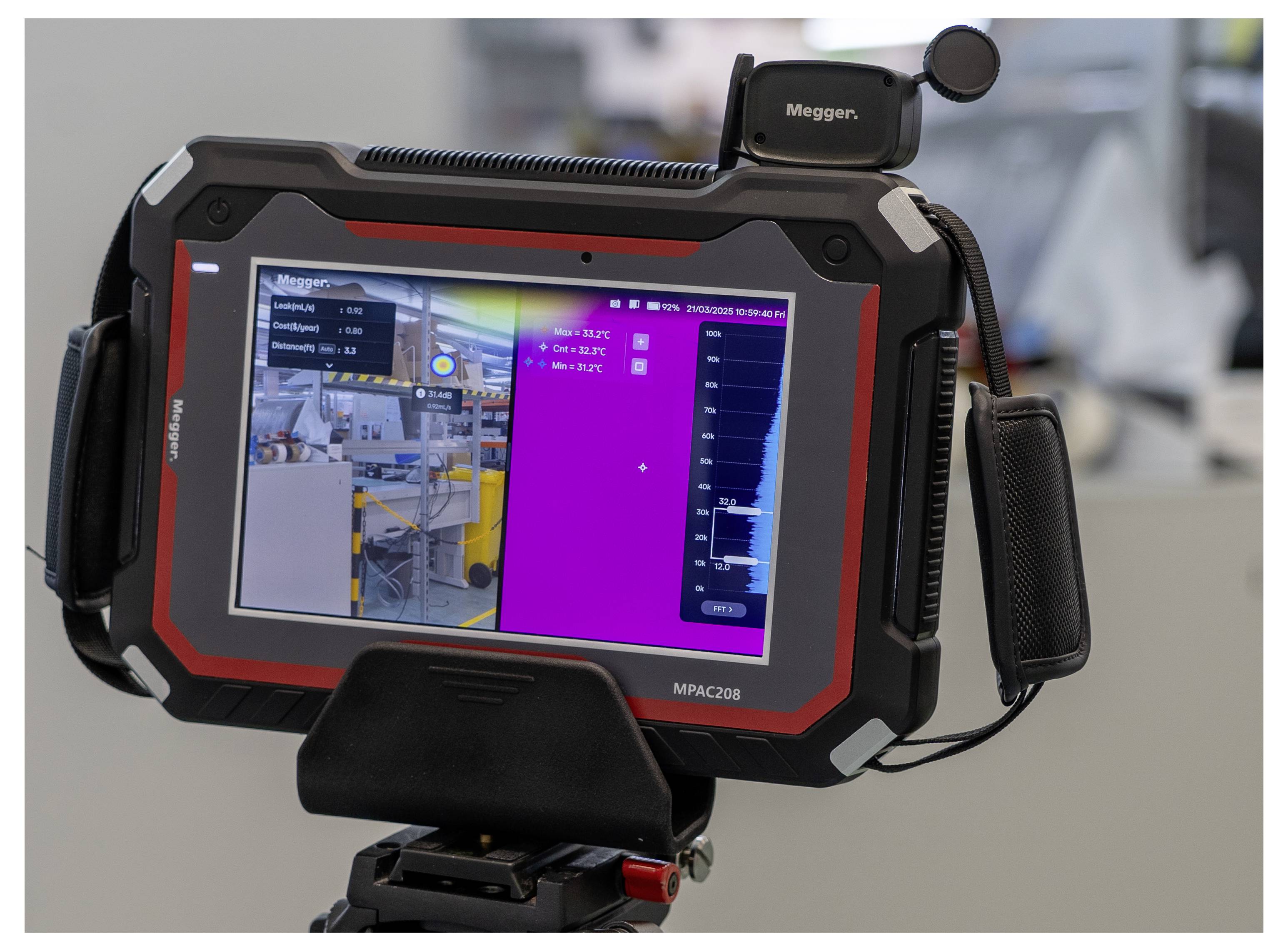 Un appareil numérique affichant des données de fabrication et des détails de surveillance des machines, avec un accent sur les métriques d'efficacité et l'état de l'équipement.