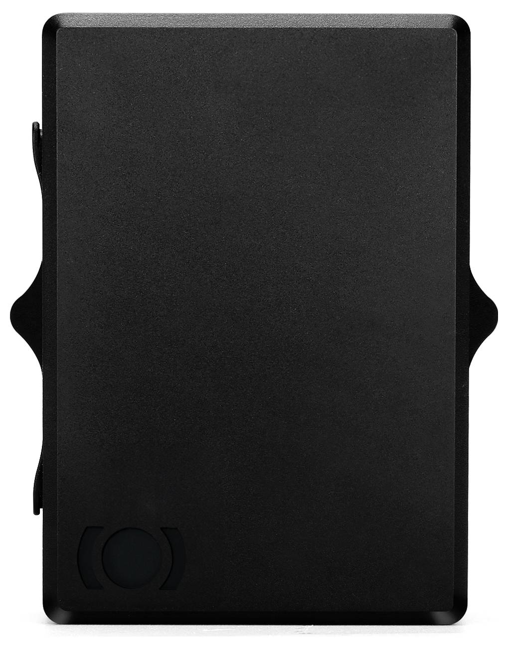 Un bloc rectangulaire noir avec une finition mate, des arêtes biseautées et un élément circulaire subtil dans le coin inférieur.