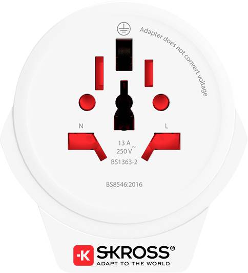 Adaptateur d'alimentation universel « SKROSS », blanc avec des prises rouges, étiqueté « 13A, 250V, BS1363-2 ». Convient pour tous les types de fiches mondiales.