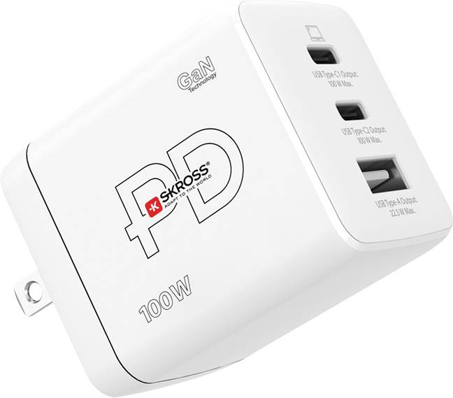 Un chargeur GaN blanc de 100W avec le logo « SKROSS », doté de deux ports USB-C et d'un port USB-A sur le côté.
