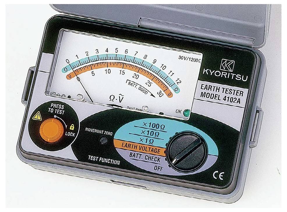 Un multimètre numérique affichant « 220.0 » sur l'écran, avec un corps turquoise et une pince noire, utilisé pour mesurer les courants électriques.