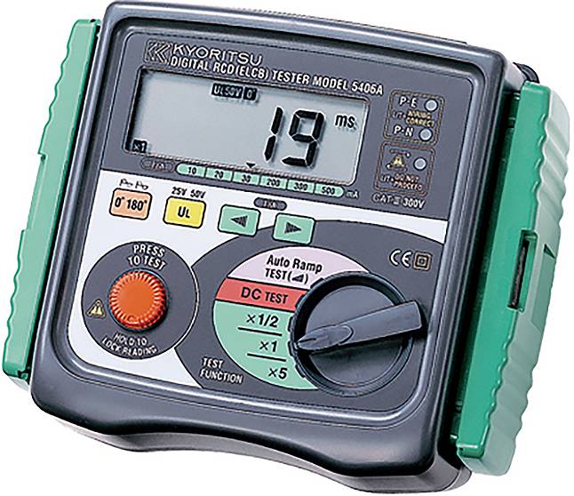 Un dispositif de test électrique affichant « 19 ms » sur l'écran, avec divers boutons et un cadran rotatif. Utilisé pour mesurer la sécurité des circuits.