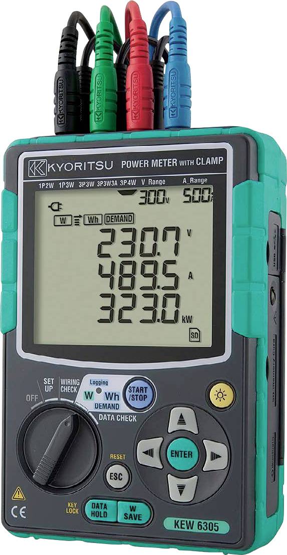 Un compteur de puissance numérique affichant les lectures de tension et de puissance : « Tension : 230,7 V, Demande : 489 C, Puissance : 323,0 kW. » L'appareil a un câblage coloré et des boutons.