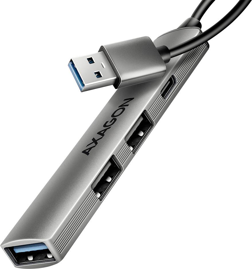 Un concentrateur USB métallique avec quatre ports USB portant l'étiquette « Axagon », connecté à un câble avec une fiche USB.