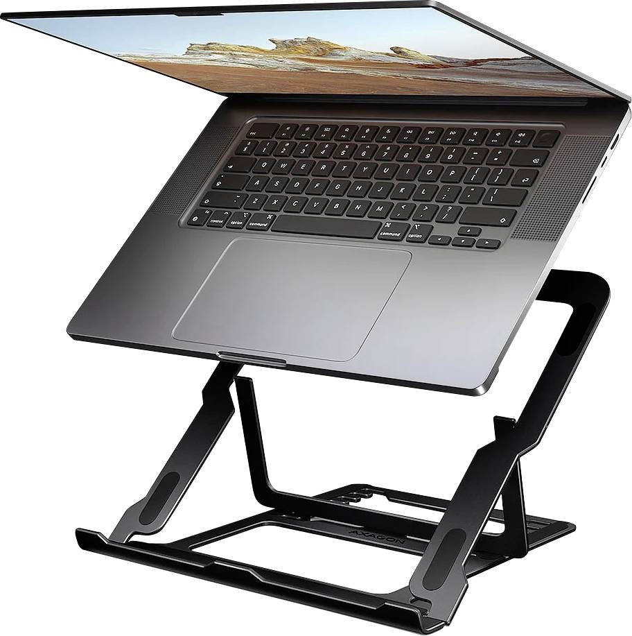 Un ordinateur portable placé sur un support noir ajustable, rehaussant son écran pour une visualisation ergonomique. L'arrière-plan affiche un paysage désertique.