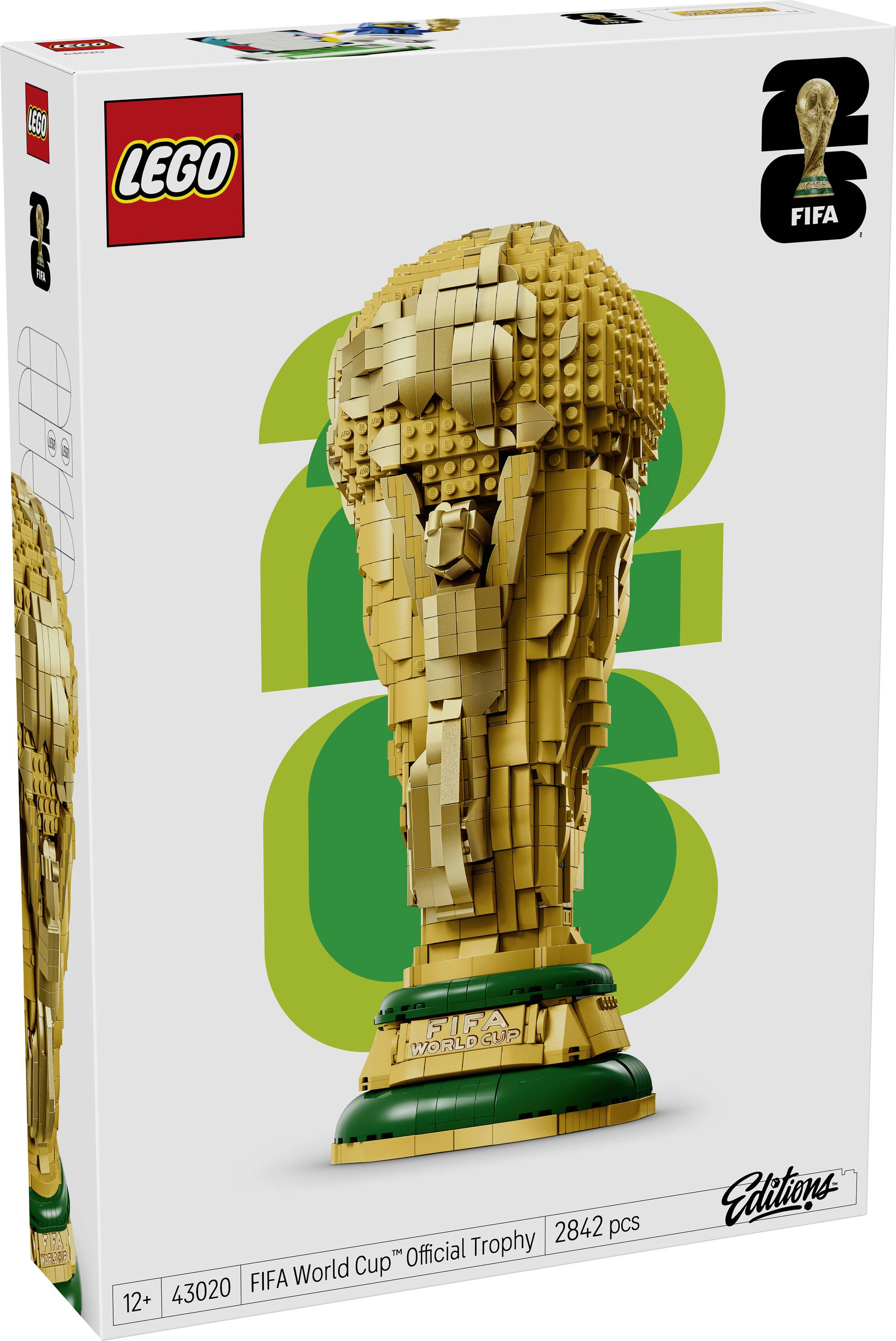 Ensemble LEGO représentant le Trophée de la Coupe du Monde FIFA avec le texte « 2842 pièces » sur la boîte. Ensemble pour les enfants à partir de 12 ans. Le trophée est aux couleurs or et vert.
