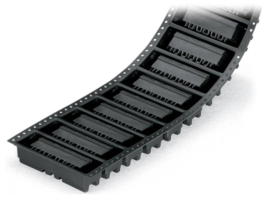 Un ruban transporteur en plastique noir avec plusieurs compartiments en relief, typiquement utilisé en électronique pour tenir et transporter de petits composants.