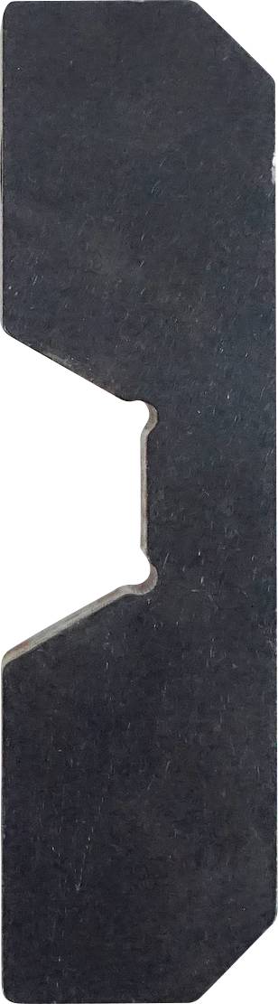 Un objet noir de forme abstraite avec des découpes angulaires est montré sur un fond blanc.