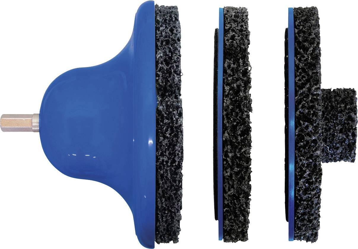 Trois tampons de nettoyage noirs présentés de profil ; le tampon de gauche est attaché à une poignée manuelle bleue avec un connecteur hexagonal, les autres tampons sont séparés.