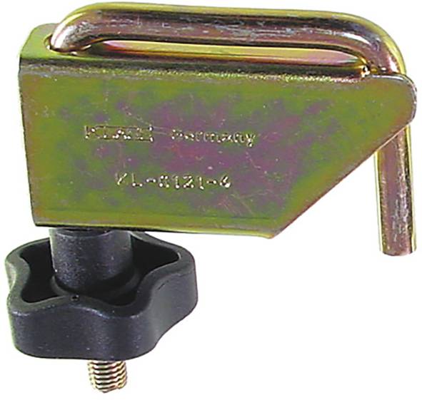 Un support de cadenas métallique avec un verrou cylindrique et un bouton noir, utilisé pour sécuriser les moteurs hors-bord Mercury sur les bateaux.