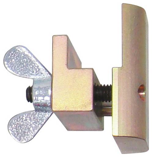 Un attache métallique avec un écrou à ailettes et une vis, conçu pour fixer ou serrer des objets ensemble, vue de côté.