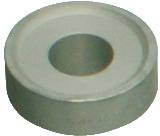 Un palet cylindrique en métal avec un trou circulaire au centre, ressemblant à une rondelle, montré depuis une vue de dessus en angle.