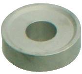 Un disque métallique circulaire avec un trou central, ressemblant à une rondelle, montré sur un fond blanc.