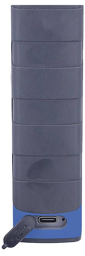 Une batterie externe USB bleue avec un clapet en caoutchouc couvrant le port de charge, présentée debout.