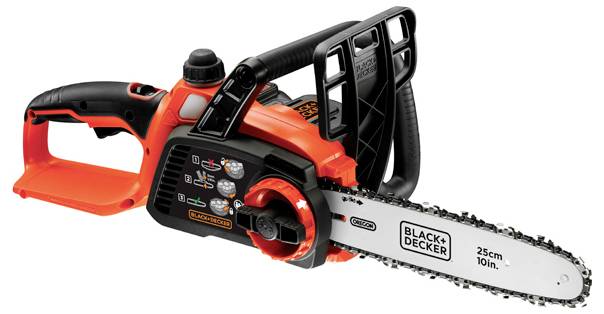 Une tronçonneuse rouge et noire avec une lame de 10 pouces, présentant un logo « BLACK+DECKER », adaptée aux petits travaux de coupe.